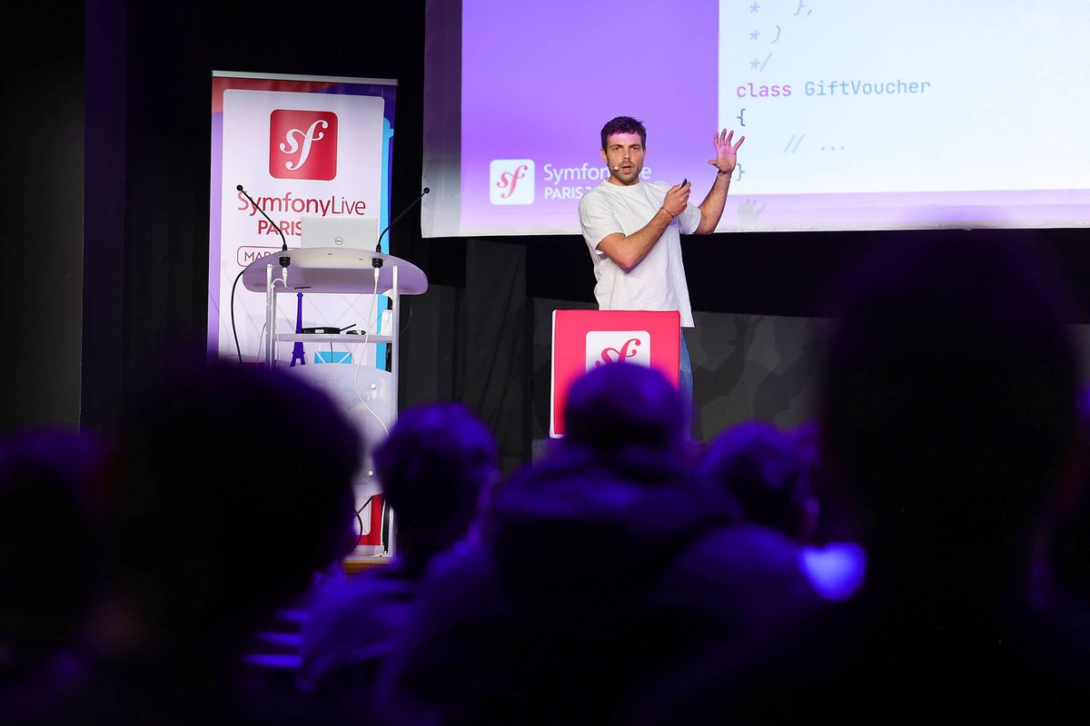 BakslashHQ's tweet image. Au tour de @matarld de monter sur scène #Symfony_Live pour parler #APIPlatform 4 🚀