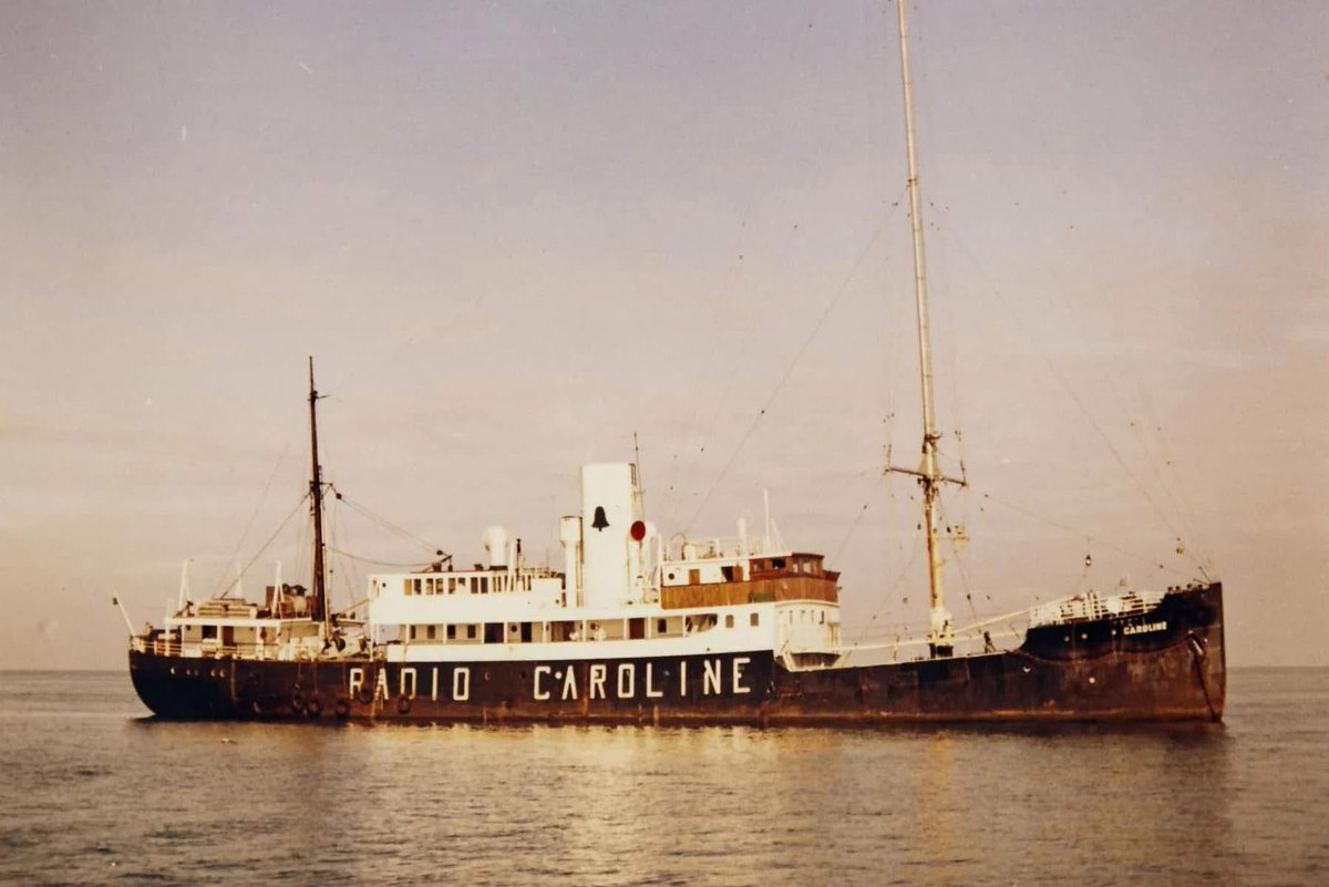 guilhemricavy's tweet photo. Il y a 61 ans, le 28 mars 1964, premières diffusions de Radio Caroline en mer du Nord sur la bande des 199 mètres (1520 kHz) depuis le "Frederica" avec deux émetteurs Continental Electronics de 10 kW chacun
❤️ #broadcast #AMpower https://t.co/LhdAuJVvrp