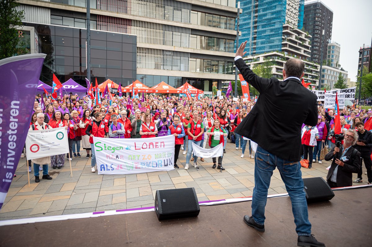 Sterker door strijd!
Apothekersassistenten krijgen 20% loonsverhoging 🔥

Voor het eerst kwamen apothekersassistenten massaal in actie. Net zolang totdat de minister, verzekeraars en werkgevers naar hen luisterden.

Durf te strijden, durf te winnen.
Wat een prachtige overwinning.