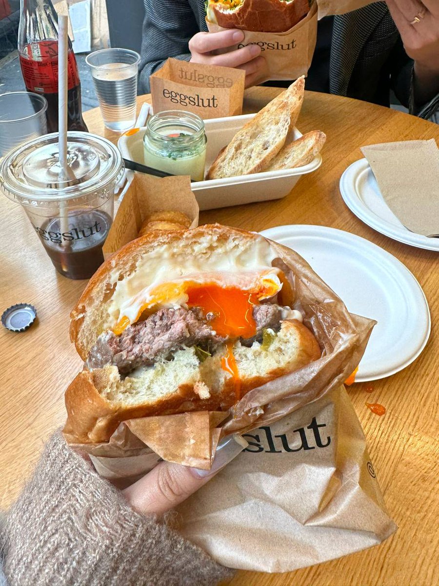 luna15646's tweet photo. Savoring every bite with good friends! 🥪✨ https://t.co/p5ztxYqbHz
