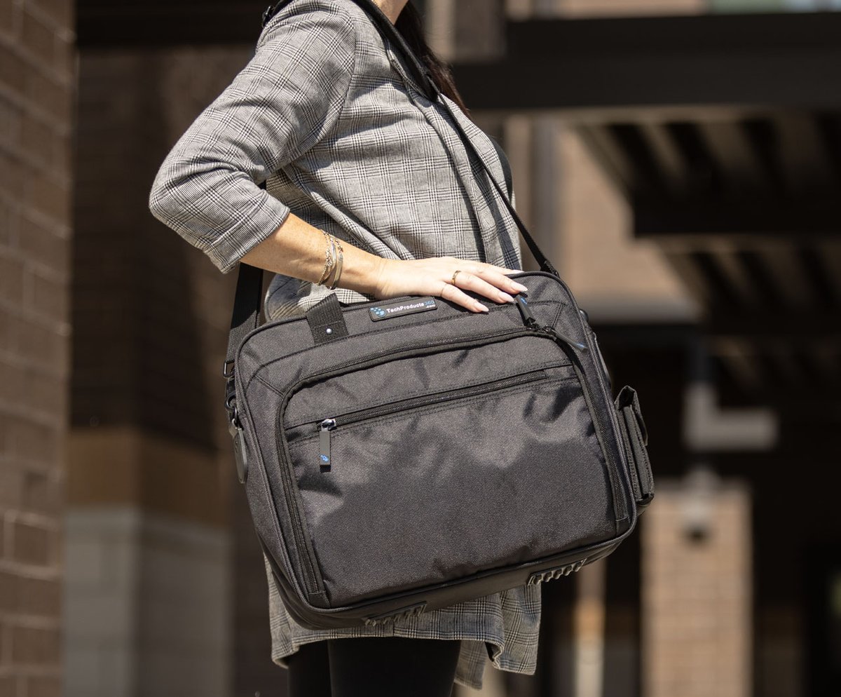 TechProducts360's tweet image. The Essential Carrying Case lives up to its name! With spacious storage and dedicated pockets for all your devices, it keeps you organized and on the go. Fits up to a 16&quot; laptop! Get yours now! techproducts360.com/products/essen…

#TravelEssentials #LaptopCase #OnTheGo #TechGear