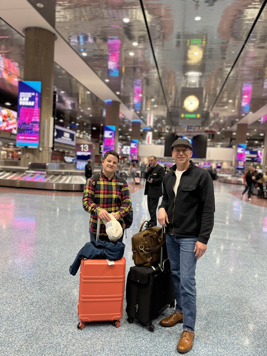 VAGatewayRegion's tweet image. Cue up the Willie Nelson soundtrack because we're on the road again for "show season," where we attend economic development and trade shows from coast to coast - and even abroad. Our David Leonard and Tom Scott were just in Las Vegas.

#RelationshipBuilding #OpenForBusiness