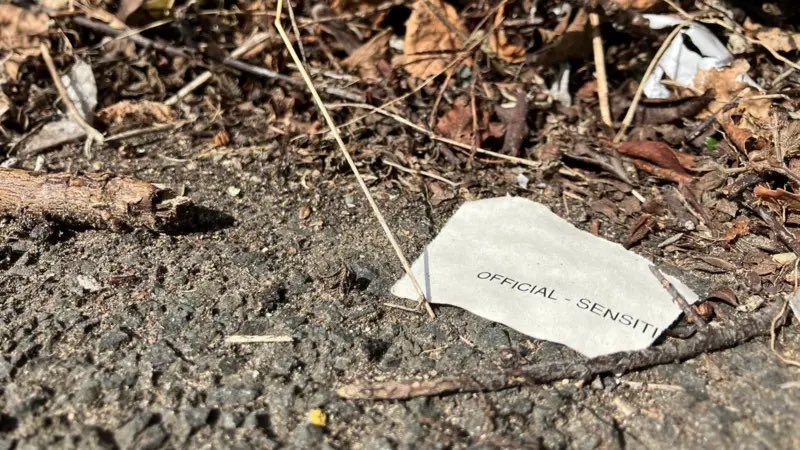 PolitlcsUK's tweet photo. 🚨 NEW: The Government has launched an urgent investigation after piles of confidential military files were found spilling from a black bag on a city street

[@BBCNews] https://t.co/D2OfDKTZUm