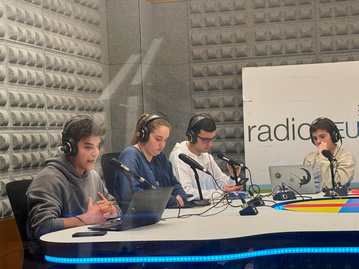 RadioCEU (@radioceu) on Twitter photo HABLANDO CLARO está ON AIR 🚨
La actualidad política nos la cuentan nuestros colaboradores <a href="/AlejandroPorce/">Alejandro Porcellar</a> <a href="/Gonzaloescrig/">Gonzalo Escrig Molina</a> <a href="/alecargarcia/">Alejandra Carrillo</a> <a href="/mariio_bautista/">Mario Bautista</a> <a href="/joelgonzalezm/">Joel González Marzo</a> , <a href="/stefidinicola28/">stefania di nicola</a> y Javier HABLANDO CLARO está ON AIR 🚨
La actualidad política nos la cuentan nuestros colaboradores <a href="/AlejandroPorce/">Alejandro Porcellar</a> <a href="/Gonzaloescrig/">Gonzalo Escrig Molina</a> <a href="/alecargarcia/">Alejandra Carrillo</a> <a href="/mariio_bautista/">Mario Bautista</a> <a href="/joelgonzalezm/">Joel González Marzo</a> , <a href="/stefidinicola28/">stefania di nicola</a> y Javier