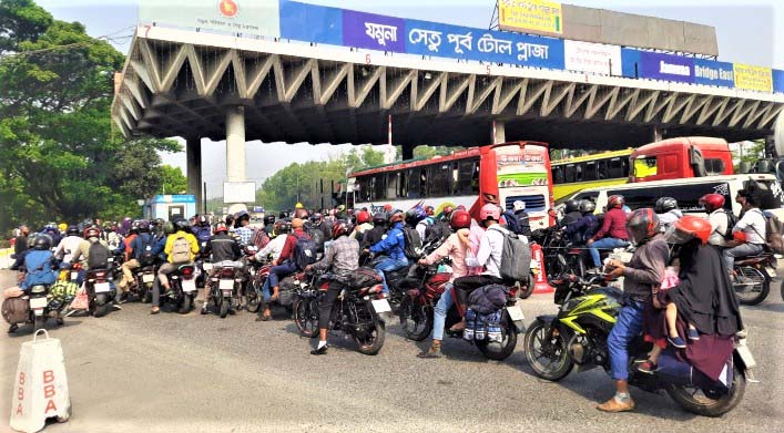 স্বস্তির ঈদযাত্রায় মহাসড়কে মোটরসাইকেলের দীর্ঘ সারি