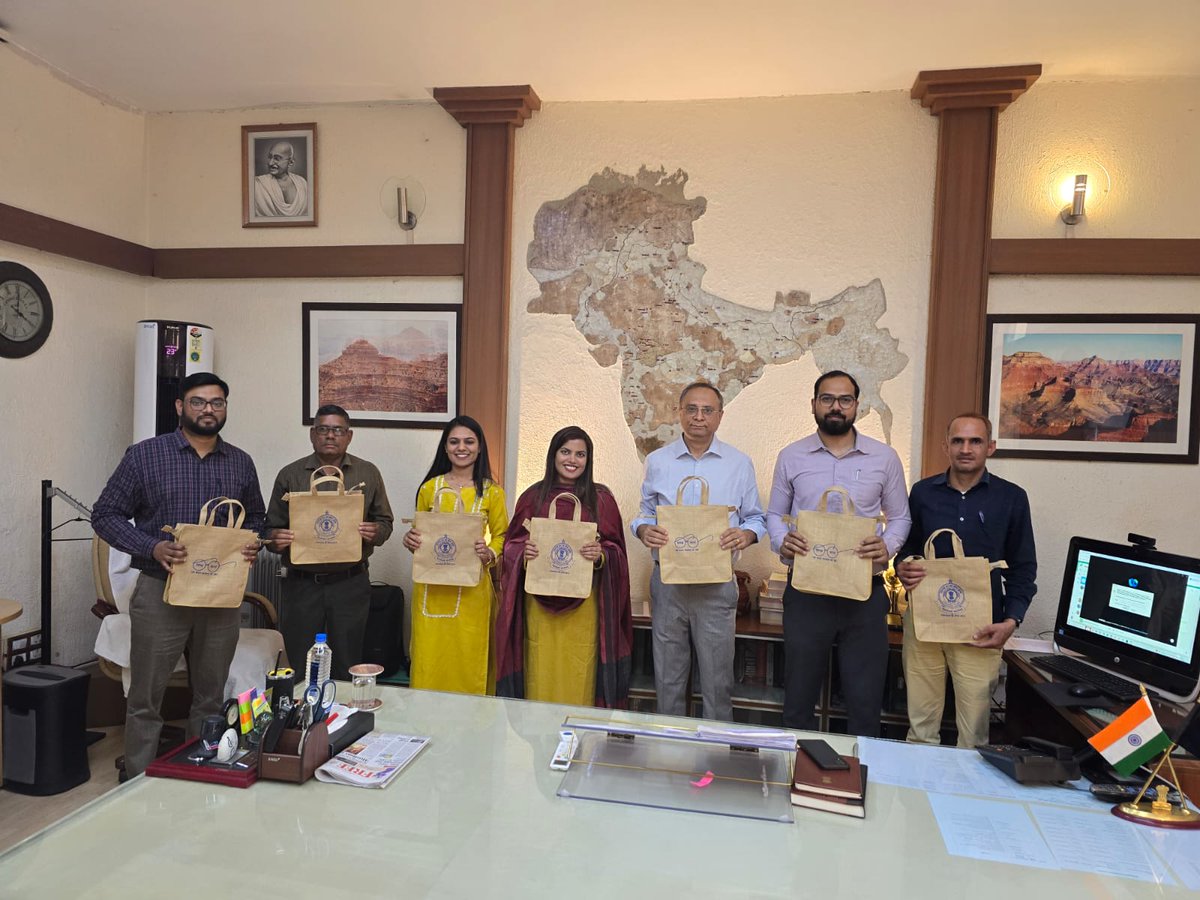 EXCISECGST's tweet image. Under Swachhata Hi Seva Campaign-2024, the Commissioner, CGST &amp;amp; CEX, Indore sensitized and encouraged the staff/officers of CGST &amp;amp; CEX, Indore to discard the use of single plastic. During the campaign jute bags were also distributed to the staff members of CGST &amp;amp; C.Ex., Indore.