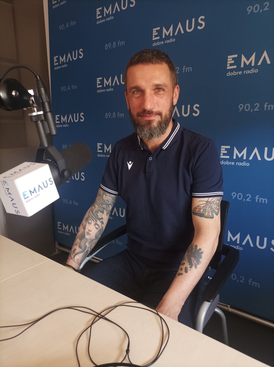 M_Bondyra's tweet photo. O 17.30 #ChartowoNaSportowo w @radio_emaus  Łukasz #Kubiak trener @kks_wl mówi o tym:
▶️ile przez 5 lat zmieniło się w klubie?
▶️skąd ten wicelider tabeli i czy będzie awans?
▶️podróży po meczu z #Ostrovia w lidze do Wrocławia na mecz @LechPoznan  
Nie zabraknie wątków rodzinnych https://t.co/Dni1Pr1qiI