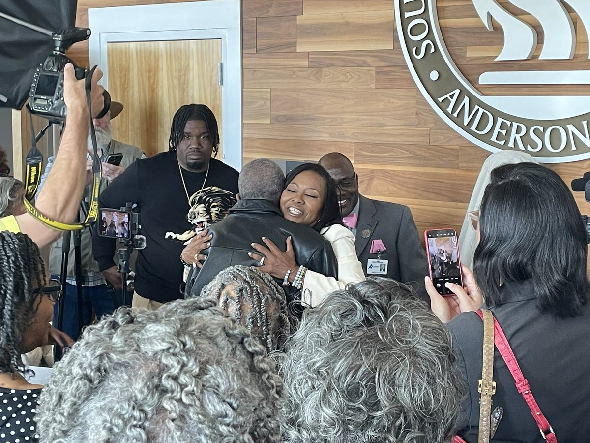 DoughertyJC's tweet photo. Chadwick Boseman’s parents arrive at the Anderson fine arts center now named in his honor. 

They’re greeted by friends &amp; family, including James Brown’s daughter. 

She helped the family unveil a bust of the Black Panther star who also portrayed Brown in 2014 @foxcarolinanews https://t.co/A5EnWYROuU