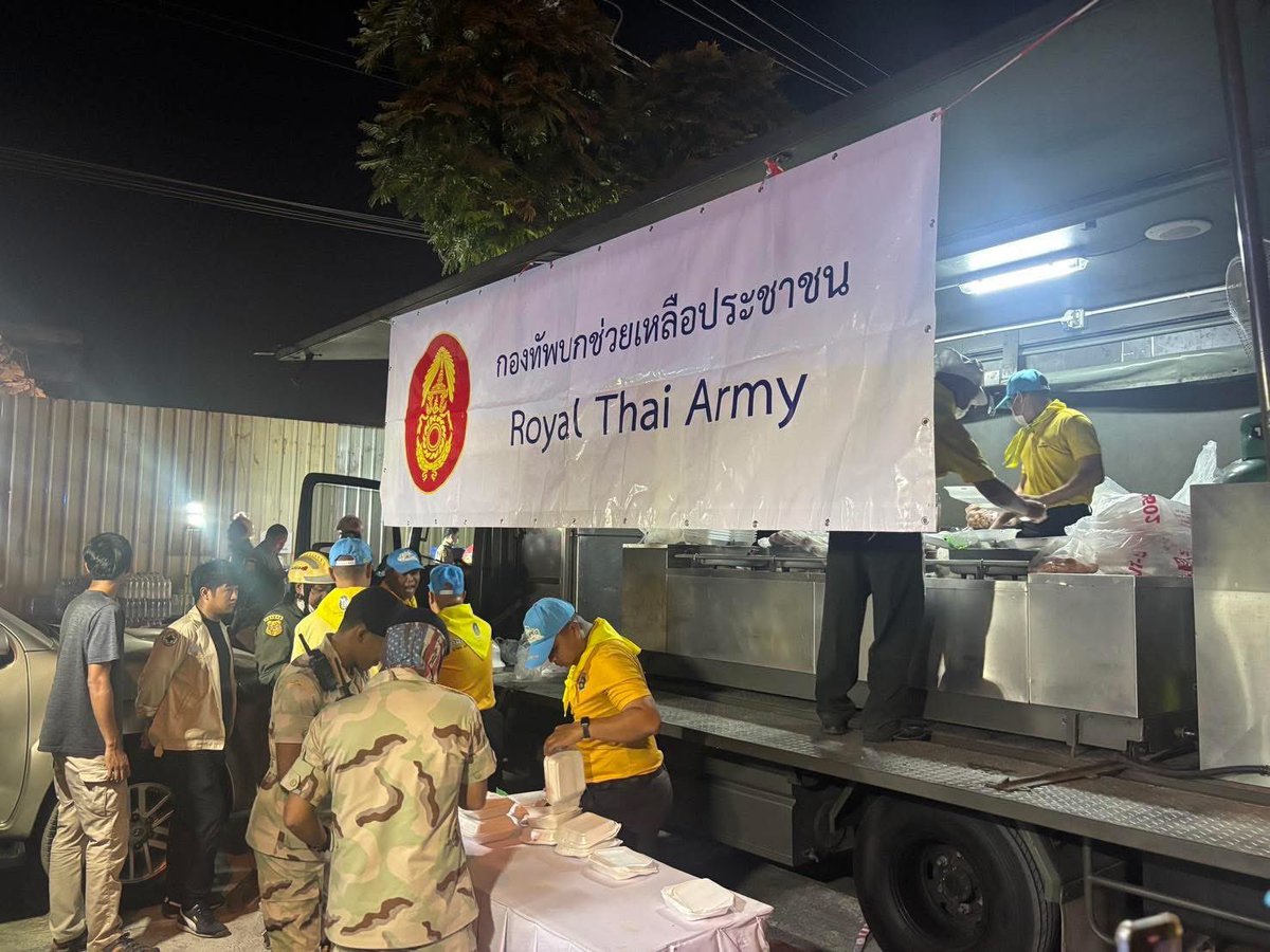 Skyboyz15's tweet photo. “โรงครัวพระราชทาน” แจกจ่ายอาหาร จำนวน 1000 กล่อง ให้เจ้าหน้าที่ และประชาชน ในการช่วยเหลือเหตุการณ์ตึกถล่ม
#โรงครัวพระราชทาน #กองทัพบก
#แผ่นดินไหว #ตึกถล่ม https://t.co/Hp8DyHMRtQ