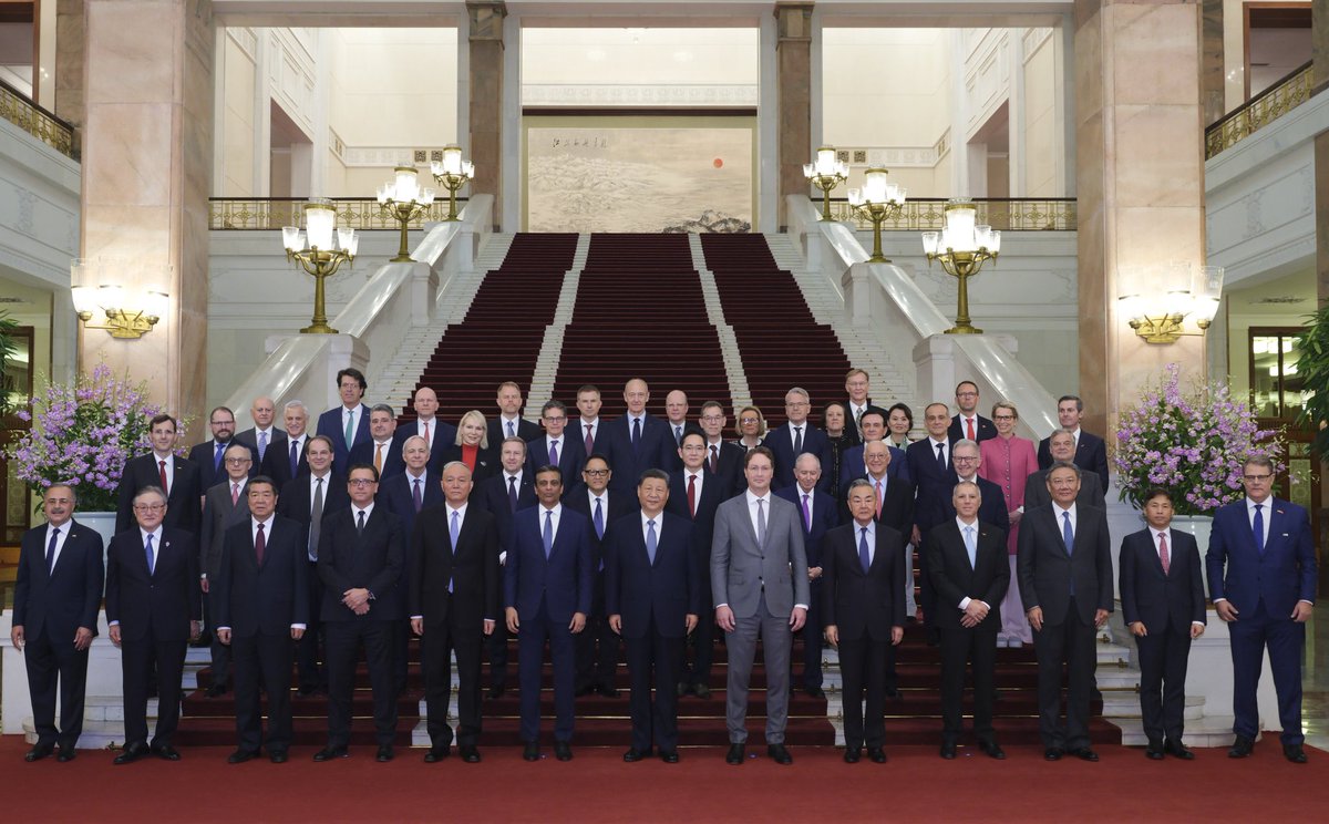 "Avancer avec la Chine, c’est avancer avec les opportunités. Croire en la Chine, c’est croire en demain. Investir en Chine, c’est investir dans l’avenir",  a souligné le Président XI Jinping lors d'une rencontre avec les représentants de la communauté d’affaires internationale.