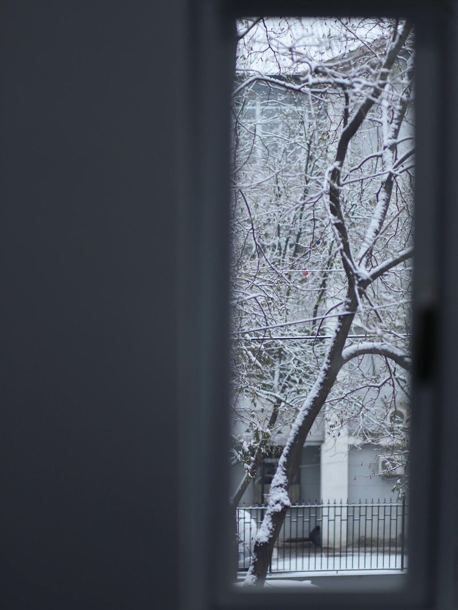 Rain and snow together on the window, it feels like two seasons have come together🙂