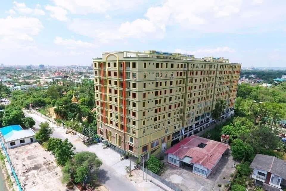 ali_jinnah_07's tweet photo. မန္တလေးမြို့က ၁၁ ထပ်မြင့်တဲ့ Sky Villa Condo ပြိုကျကျွံဝင်၊ မြေပေါ် ၇ ထပ်သာကျန်၊
လူအများအပြား ပိတ်မိနေပြီး ကူညီကယ်ဆယ်ရေး လိုအပ်နေ၊

#MyanmarEarthquake https://t.co/mpIuxaNH27