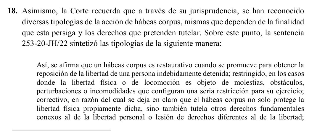 VeronicaLHM's tweet photo. 🔵Tipos de hábeas corpus 

1️⃣Restaurativo: cuando se promueve para obtener la reposición de la libertad de una persona indebidamente detenida. 

2️⃣Restringido: en los casos donde la libertad física o de locomoción es objeto de molestias, obstáculos, perturbaciones o incomodidades que configuran una seria restricción para su ejercicio.

3️⃣Correctivo: en razón del cual se deja claro que el hábeas corpus no solo protege la libertad física propiamente dicha, sino también tutela otros derechos fundamentales conexos al de la libertad personal o lesión de derechos diferentes al de la libertad.

4️⃣Traslativo: cuando se mantiene indebidamente la privación de la libertad de una persona o se demora la determinación jurisdiccional que resuelva la situación personal de un detenido. 

5️⃣Instructivo: en los casos donde no se limita a garantizar la libertad e integridad personal, sino también a asegurar el derecho a la vida y desterrar las prácticas del ocultamiento o indeterminación de los lugares de desaparición. 

6️⃣Conexo: cuando el objeto del hábeas corpus no hace referencia a la privación o restricción en sí de la libertad física o de la locomoción, pero sí tiene un grado razonable de vínculo y enlace con éste. 

Sentencia No. 360-19-JH/25
Juez ponente: Dr. Alí Lozada Prado