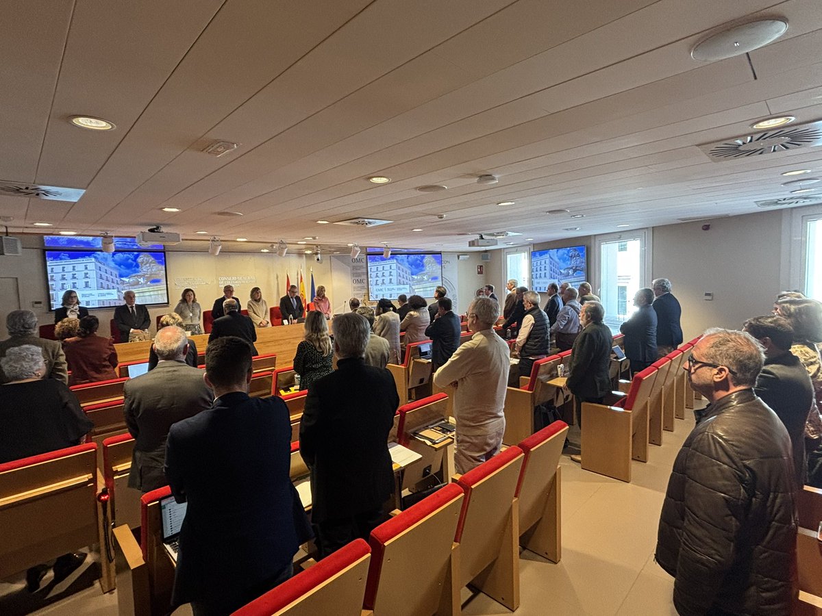 La Asamblea General de la OMC guarda un minuto de silencio en recuerdo de los médicos fallecidos por la COVID , cuyo día se conmemora hoy, 28 de marzo D.E.P.