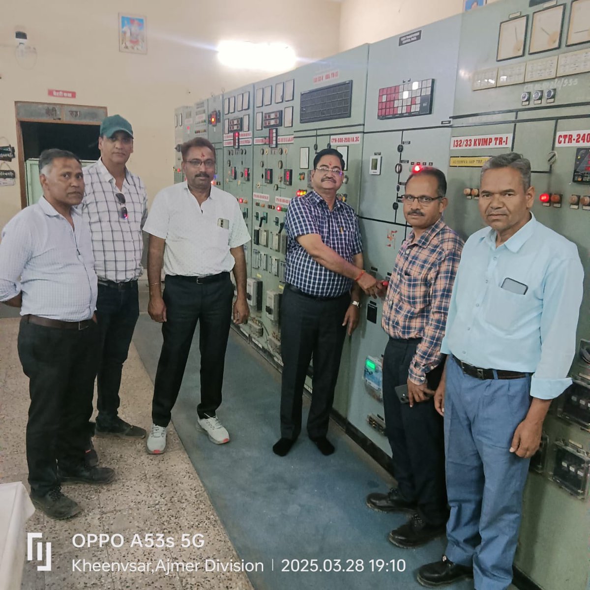 220 के वी जी एस एस खींवसर पर 132/33 के वी, 50 MVA क्षमता का नया ट्रांसफार्मर आज  चालू किया गया। उक्त नए ट्रांसफार्मर के लगने से खींवसर क्षेत्र के उपभोक्ताओं को उच्च गुणवत्ता की निर्बाध विद्युत सप्लाई मिलेगी एवं बिजली कटौती से राहत मिलेगी।