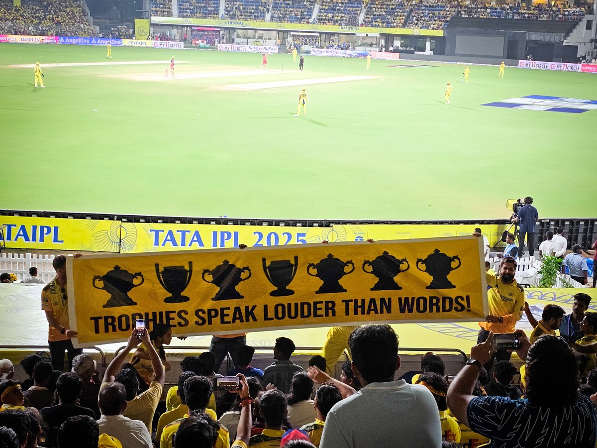 CSKFansOfficial's tweet photo. No Caption needed 💛🔥 

 #WhistlePodu #CSK https://t.co/xMfBmxiC5W