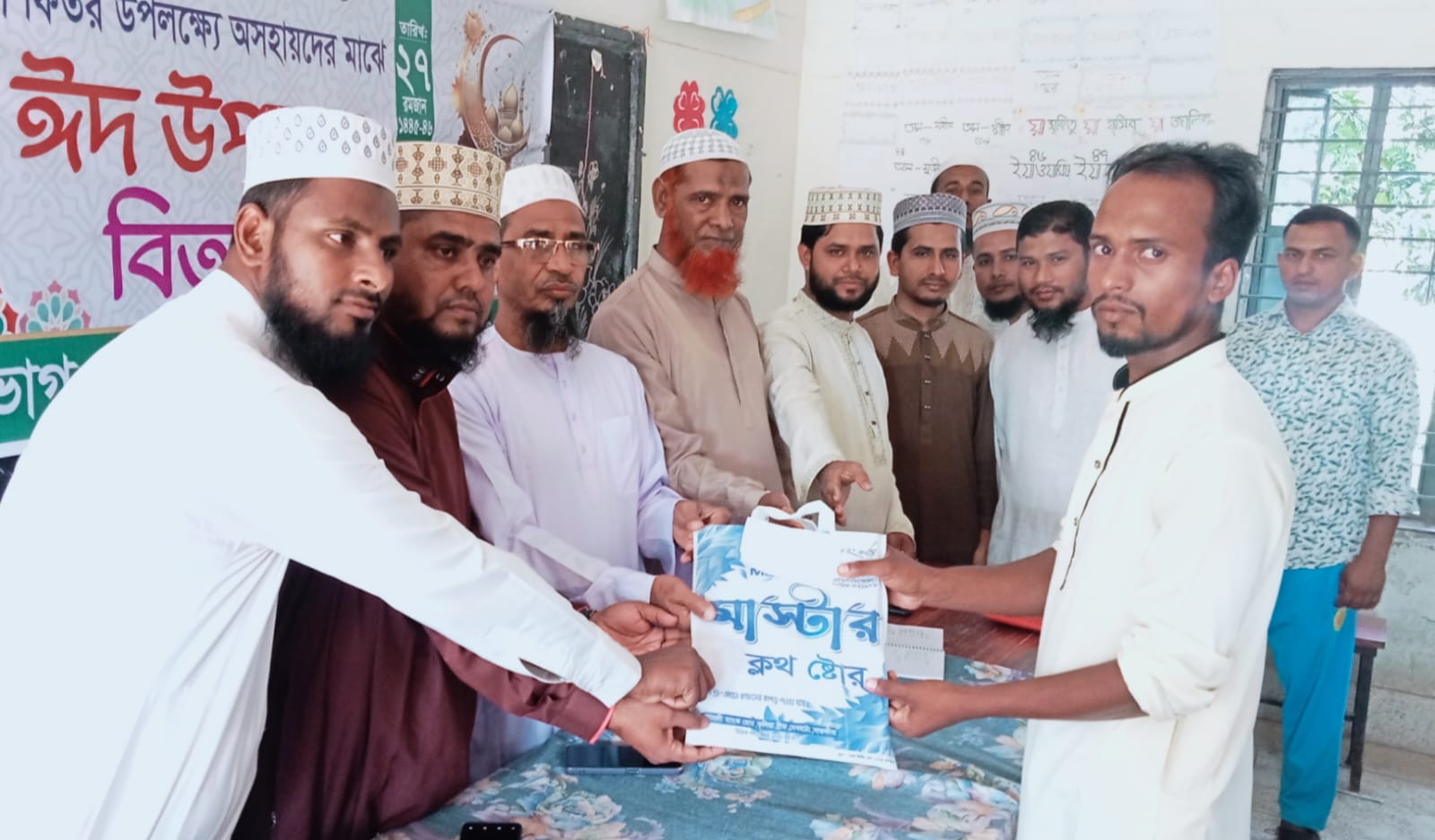 কুলিয়ায় যুব বিভাগের উদ্যোগে ঈদ উপহার প্রদান