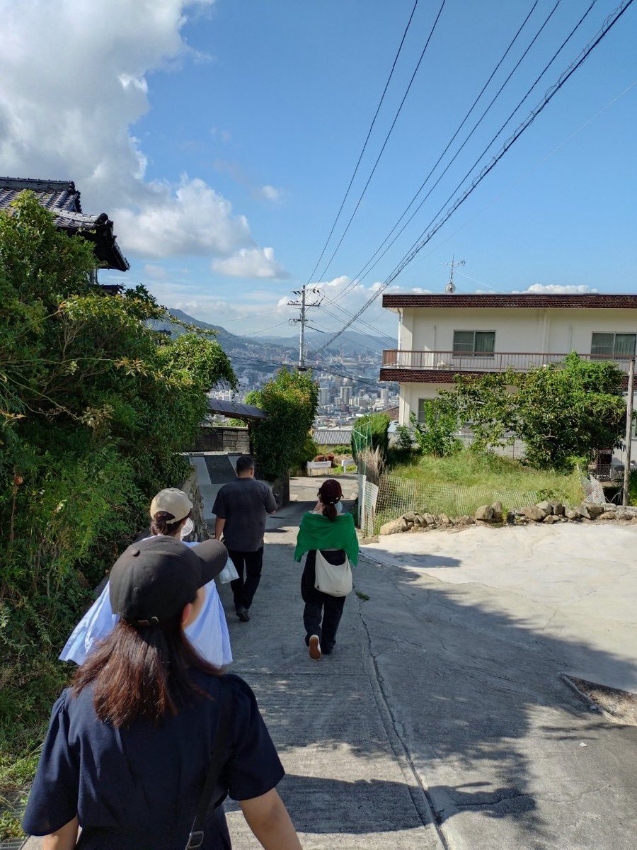 広島合宿🕊️Day3-①
3日目はエクストラステージとして、先生の出身地・呉を散策しました🥾
「この世界の片隅に」の舞台となった地を訪れ、素敵な景色を楽しみながらメロンパンに舌鼓を打ちました🍈
呉に行った際はぜひガラパゴス的発展をしたメロンパンをお楽しみください