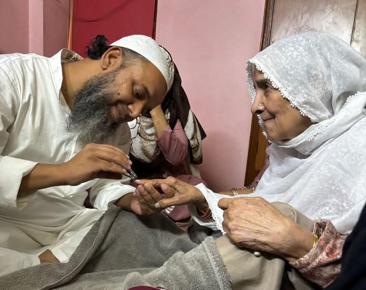 5 साल से माँ अपने बेटे की रिहाई की राह
दे रखी हैं।

बेटा आया तो सही पर सिर्फ़ 6 घंटे के लिए, और फिर दर्द के साथ वापिस लौट गया, आह! कितना तकलीफदेह रहा होगा ये मंज़र, इसका अंदाज़ा लगाना भी आसान नहीं हैं। 

इस दौरान भी <a href="/KSaifi/">Khalid Saifi</a> भाई अम्मी की ख़िदमत करना नहीं भूले अल्लाह हिफ़ाज़त करें।