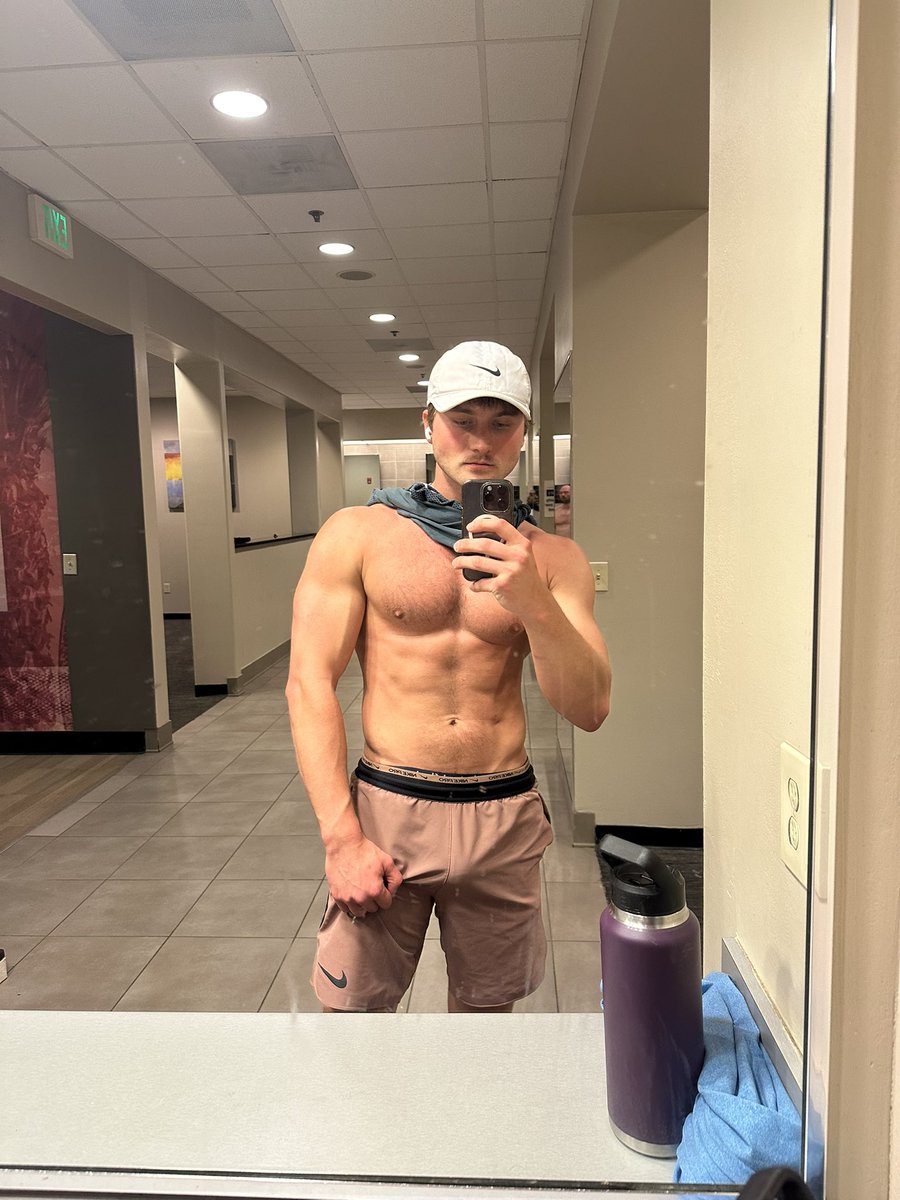 one week into the cut 💪🏼
