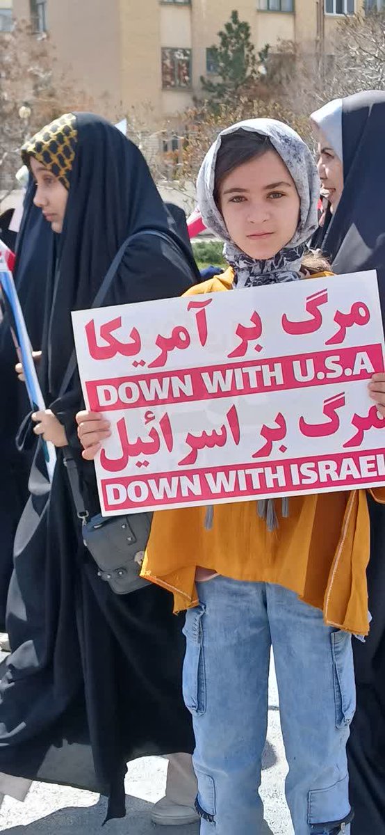NazaninRezai11's tweet photo. دختران ایرانمان از هر قشری آمده بودن
#فلسطین_سسی 
#علی_العهد_یا_قدس https://t.co/3kFcVaHjWQ