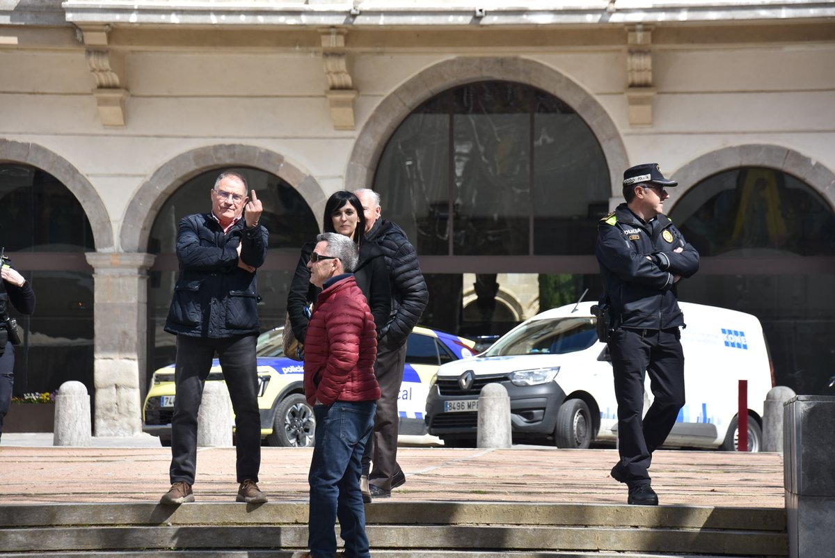 L'alcaldessa Sílvia Orriols, el tinent d'alcalde Guillem Barranqueras, eren a poc metres amb el cap de la Policia Local observant. Barranqueras saluda!