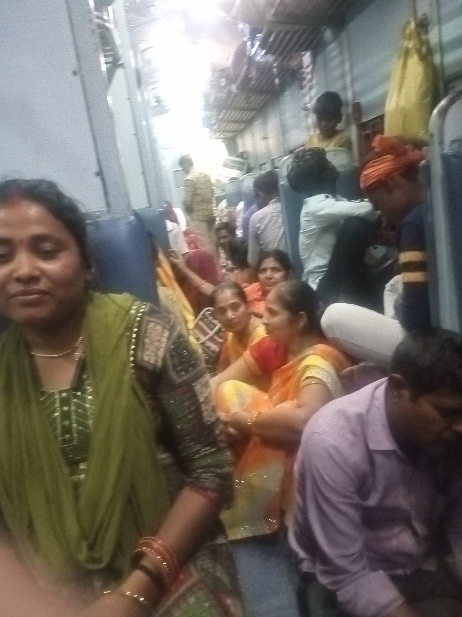 भारतीय रेल सिर्फ पैसों वालो के लिए पैसे के लिए है, 
अभी मै बलिया से दादर जाने वाली ट्रेन के जेनरल डिब्बे में हु इसमें इतनी भीड़ है की माल गाड़ियों में इतना माल नहीं होगा, इसमें digital India की झलक और मोदी जी का कुशल लीडरशिप दिख रही हैं,