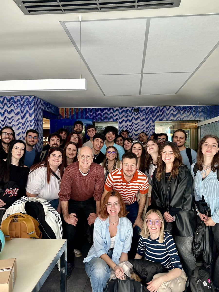 MasterMusica's tweet image. Come si costruisce la playlist di una radio nel 2025? Ne abbiamo parlato a lezione con il prof. @lucadege in via Massena, dopo una visita negli studi di @radiodeejay, @RadioCapital_fm e @radio_m2o