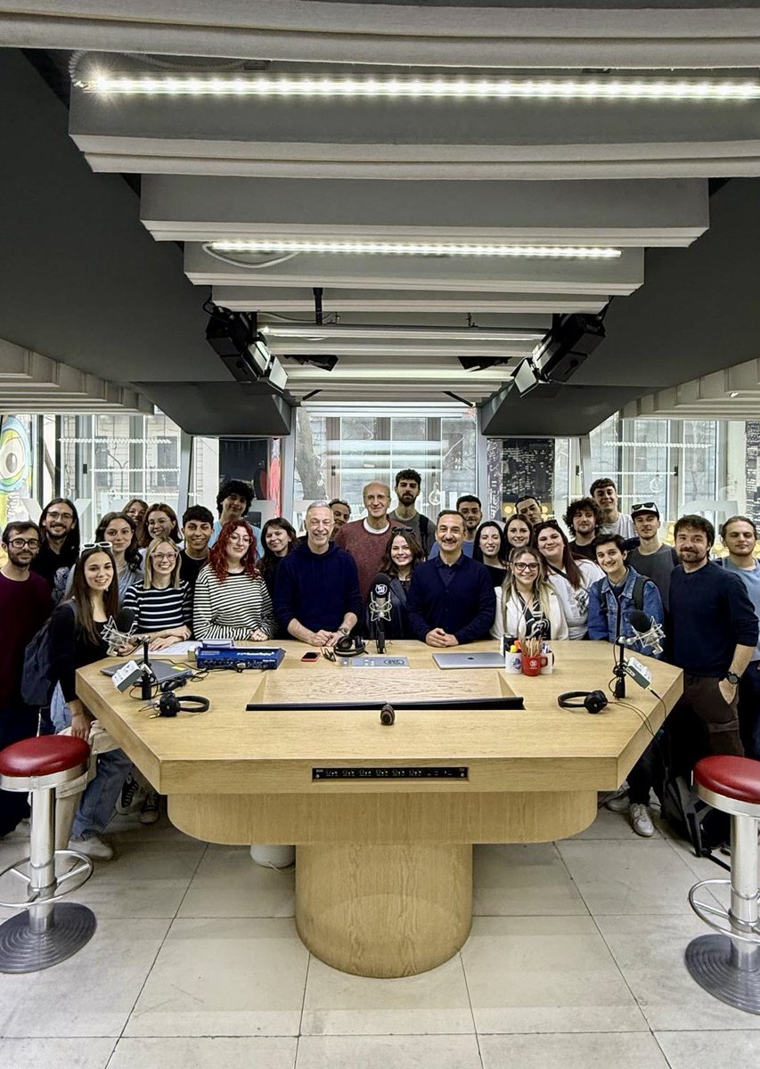 MasterMusica's tweet image. Come si costruisce la playlist di una radio nel 2025? Ne abbiamo parlato a lezione con il prof. @lucadege in via Massena, dopo una visita negli studi di @radiodeejay, @RadioCapital_fm e @radio_m2o