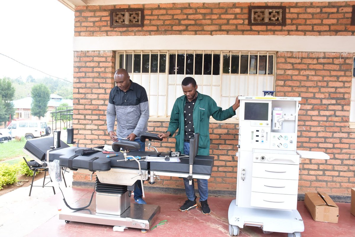 Radio Nyagatare 95.5 FM (@radionyagatare) on Twitter photo Ibitaro bya <a href="/NyagatareHospit/">Nyagatare District Hospital</a>, byahawe ibikoresho byifashishwa mu cyumba cy’ibagiro bigizwe n'imashini itanga ikinya ikanafasha umurwayi guhumeka hamwe n’igitanda. Ni ibikoresho byatanzwe binyuze mu bufatanye ibi bitaro bifitanye n'Ibitaro byitiriwe Umwami Faisal <a href="/kfaisalhospital/">King Faisal Hospital Rwanda</a>. Ibitaro bya <a href="/NyagatareHospit/">Nyagatare District Hospital</a>, byahawe ibikoresho byifashishwa mu cyumba cy’ibagiro bigizwe n'imashini itanga ikinya ikanafasha umurwayi guhumeka hamwe n’igitanda. Ni ibikoresho byatanzwe binyuze mu bufatanye ibi bitaro bifitanye n'Ibitaro byitiriwe Umwami Faisal <a href="/kfaisalhospital/">King Faisal Hospital Rwanda</a>.