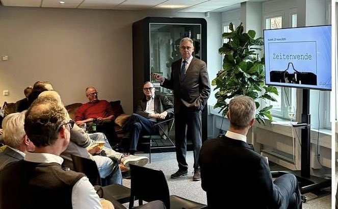 Sedvanlig kvartalsvis sång och dans på Dahlgren Capital. Jag gör alla deprimerade genom att tala om världsläget. Peter Dahlgren piggar upp alla genom att tala om Dahlgren Capitals spännande affärer. Och sedan blir det dryck med tilltugg. Alla känslorna på en och samma gång!