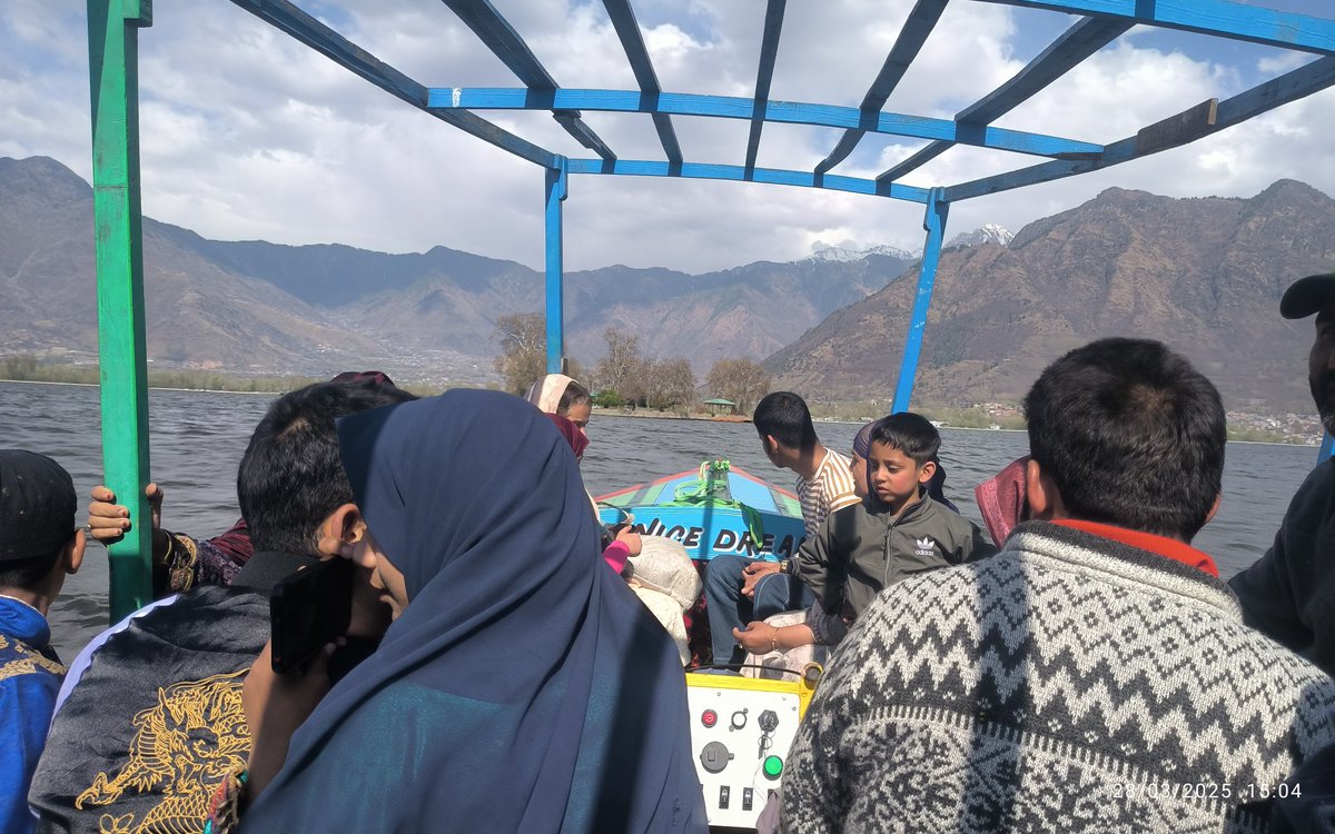 GojeryShowkat's tweet photo. Unfortunate to see motorboats cruising in Dal Lake without safety jackets for passengers! Authorities must act now and enforce strict regulations before a tragedy strikes. Safety should never be an optional! #DalLake #SafetyFirst" https://t.co/Y2mB0K2g29
