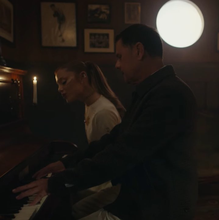 Toda la secuencia de Ariana con su padre, él reconstruyendo poco a poco su cuerpo y devolviéndola a la vida y finalmente ambos cantando en el piano. He llorado tanto... que momento tan bonito y especial 🤍