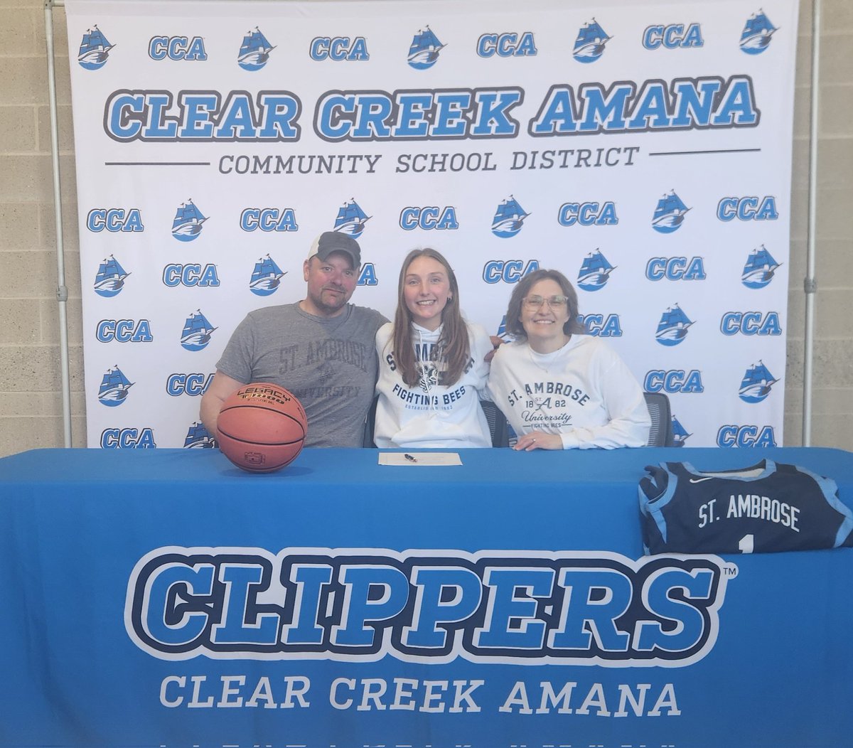 Congratulations to Kelsey Leathers on signing her letter of intent to St. Ambrose to play basketball!!! 🏀
#RaiseTheSails <a href="/CCAGirlsHoops/">CCA Girls Basketball</a> <a href="/CCAHS/">Clear Creek Amana High School</a> <a href="/CCAClippers/">CCAClippers</a>