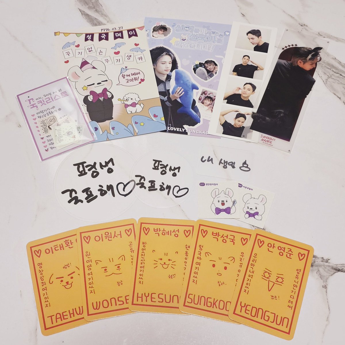 4️⃣ 2025 성국이 없는 성국이 생일카페
📍CAFE07

귀욤뽀짝 그 자체!!! 
제가 갔을 땐, 고라파덕 팔이 
안 움직이고 있어서 좀 서운했지만...ㅠ
유일하게 그 시간까지 럭드 운영중이었어요!
결과는 🖐등 + 특전 + 
나눔존에 있던 예뽀미들도 겟챠😘

#상어가_꾹이를_많이좋아해
#YES_KOOK_BIRTHDAY