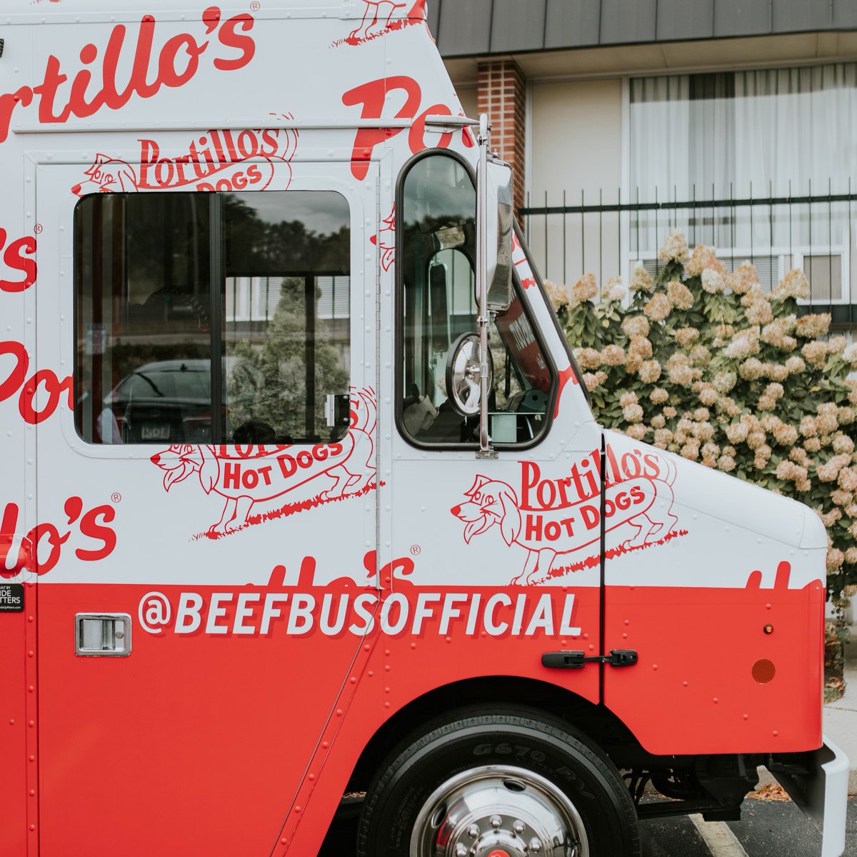 BeefBusOfficial's tweet image. Today, the Beef Bus is grazing new pastures. 
Don’t miss your chance to wrangle some beef (sandwiches) at @AmadioFarm!!

🗓️: 3/28
📍: 4701 W Dobbins Rd, Laveen, AZ 
⏰: 10AM–9PM