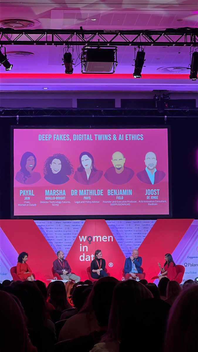 itsellieord's tweet photo. Went to The worlds largest Women in Data event yesterday and had the BEST time 🥹❤️‍🔥 hahah https://t.co/EVenDlaiaa