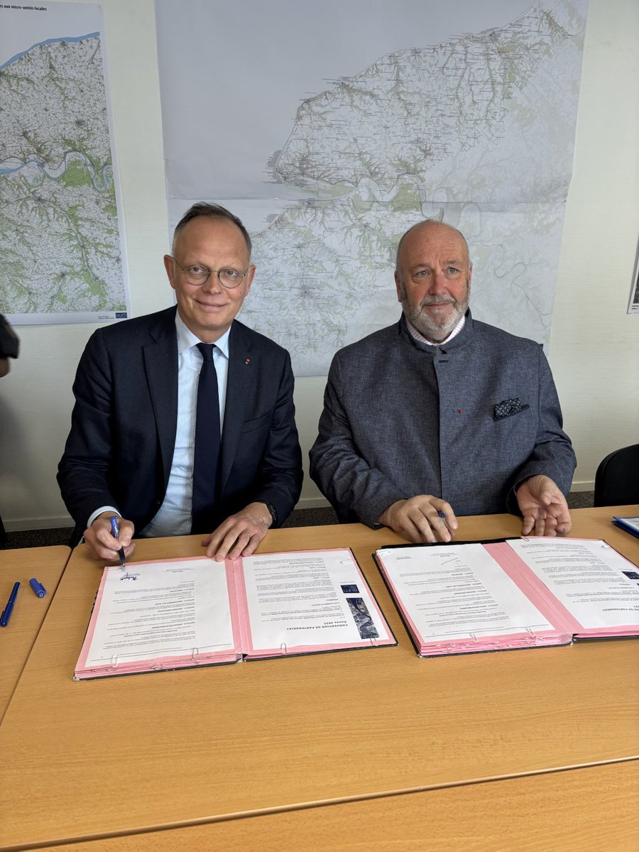 Signature avec ⁦<a href="/EPhilippe_LH/">Edouard Philippe</a>⁩ de la convention de partenariat entre l’⁦<a href="/aurh_officiel/">AURH</a>⁩ et ⁦<a href="/NCPA_Normandie/">NCPA</a>⁩ . Une vision large de l’estuaire de la Seine depuis Dieppe jusqu’à la rive droite de l’Orne.