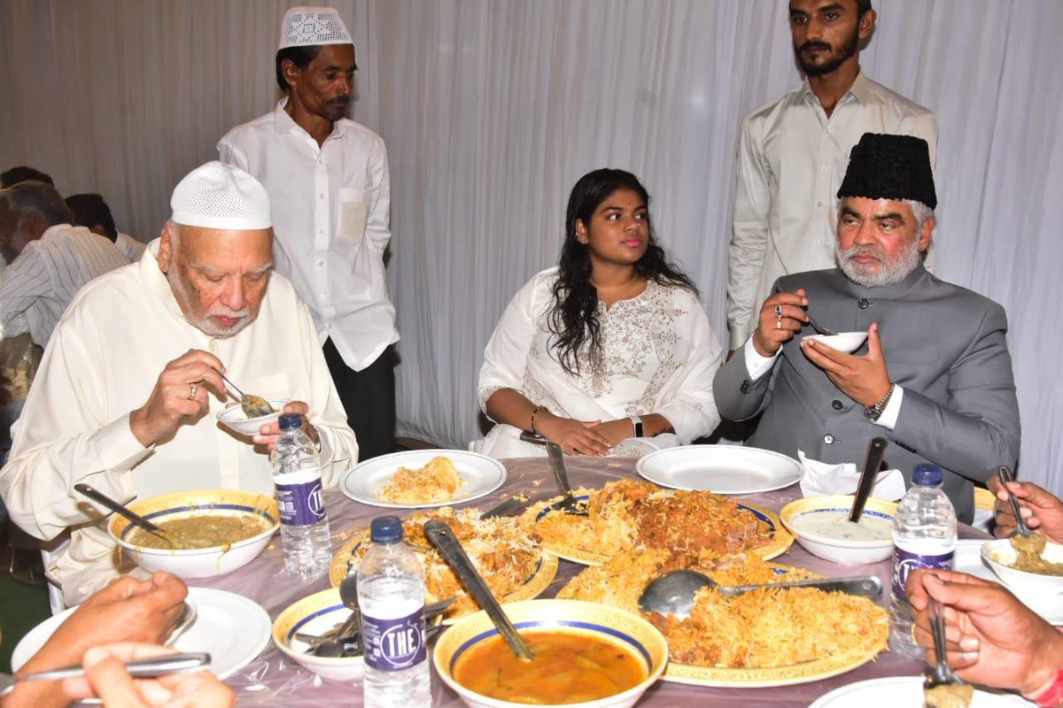 GpkOfficial_'s tweet image. వికారాబాద్ పట్టణంలోని చిగుళ్ళపల్లి గ్రౌండ్స్ లో ఏర్పాటు చేసిన ఇఫ్తార్ విందులో పాల్గొన్న తెలంగాణ రాష్ట్ర శాసనసభాపతి,వికారాబాద్ శాసనసభ్యులు గౌ. శ్రీ గడ్డం ప్రసాద్ కుమార్ గారు.

#iftaar #ramzanmubarak #Telangana #vikarabad #PrajaPrabhutwam #MLA #AssemblySpeaker