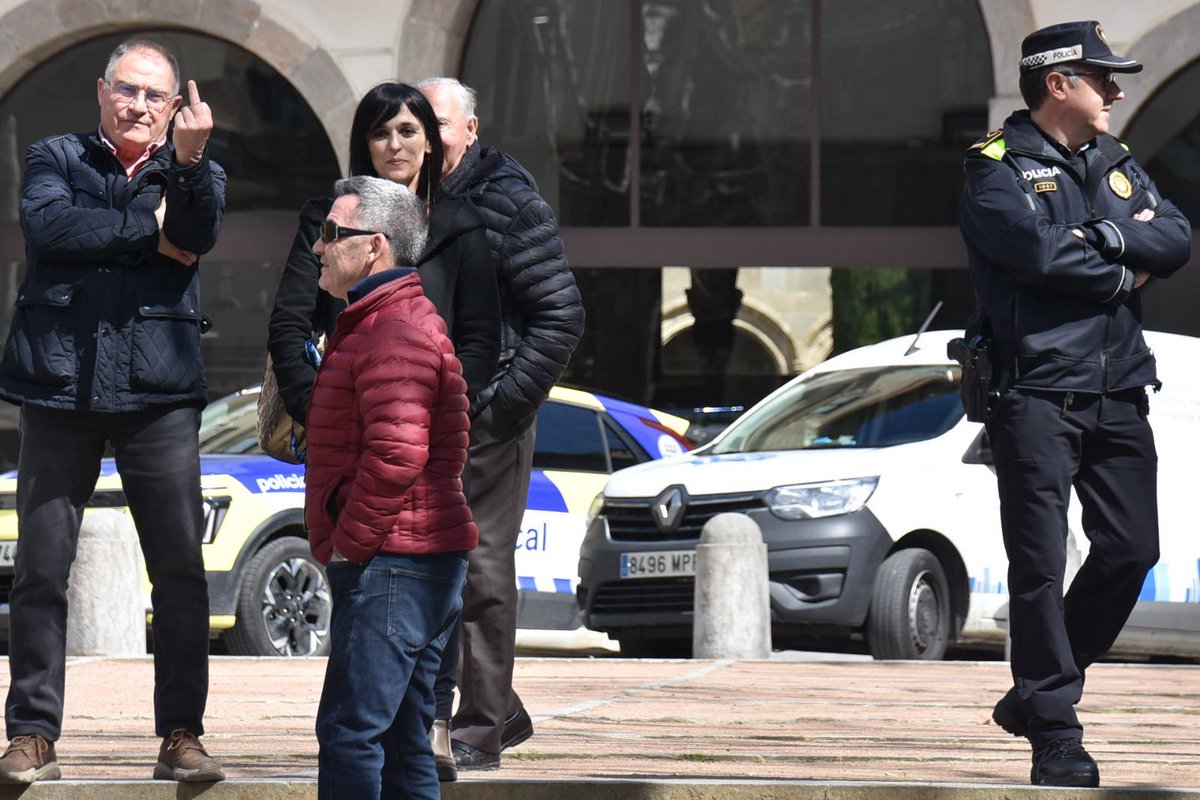 4 agents de policia local, 2 Mossos de paisà, 4 mossos uniformats i diversos de secreta. Tot per controlar la lectura d’un manifest de 4 exalcaldes “molt perillosos”……i la policia fent fotos, i l’Alcaldessa fent tuits, i els altres dos tinents d'alcalde allà plantats i amb el