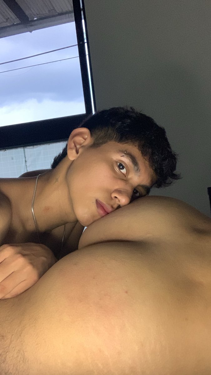 Que rico estaba el culito del parcero, me encanta darle lengua.
¿Quieres ver como juego con el?

Rt para más 🔁
Contenido al dm.