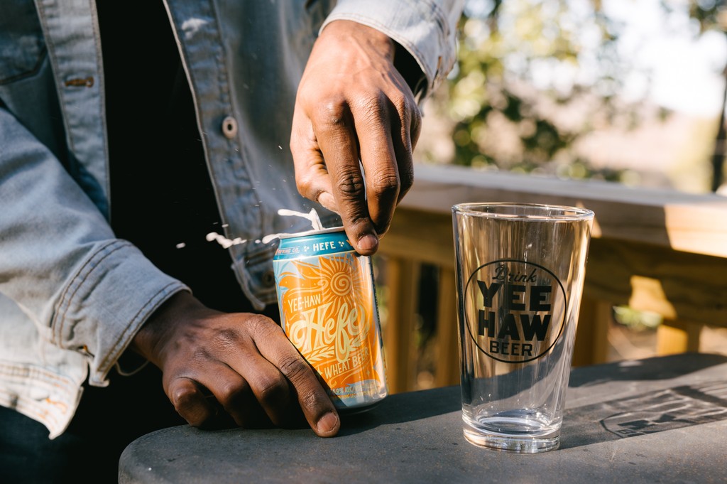 If golden sunshine had a flavor, it’d taste like this! ☀️🍻 Hefe’s smooth, hazy goodness is pure weekend energy in a can. Grab a pack, soak up the sunshine, and taste the day you deserve! 🍻🔥