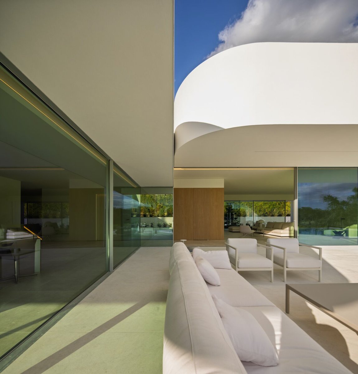 Archello's tweet photo. Villa 18 in La Moraleja, designed by @FranSilvestreAr, masterfully balances structure and materiality.
https://t.co/kz6W1jhXGY
#MinimalistArchitecture #MaterialPrecision #ArchitecturalContinuity https://t.co/RHyMY9ZSx0
