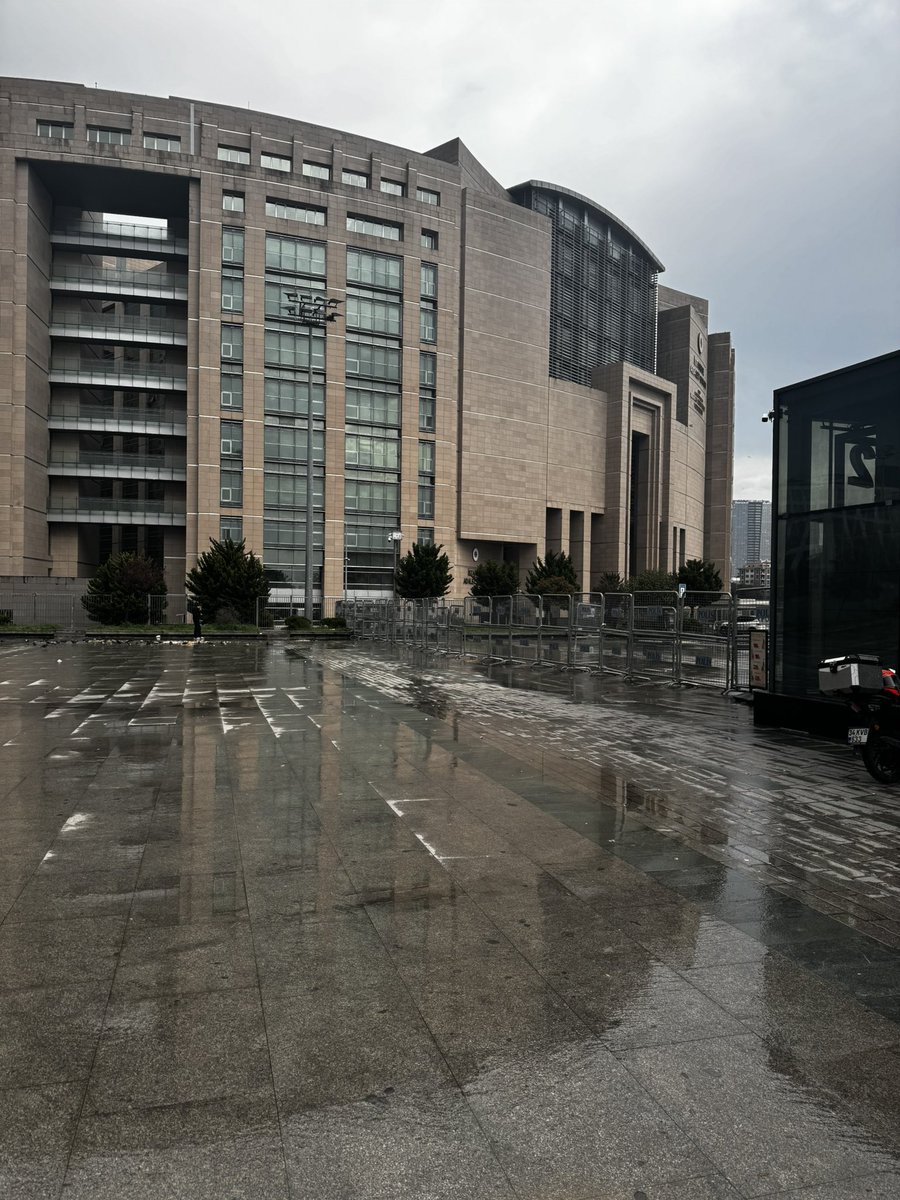1/ Outside the main courthouse in Çağlayan which is off limits and where dozens of relatives and friends of students currently inside awaiting the decisions of the peace judges, whether they will be released or remanded.