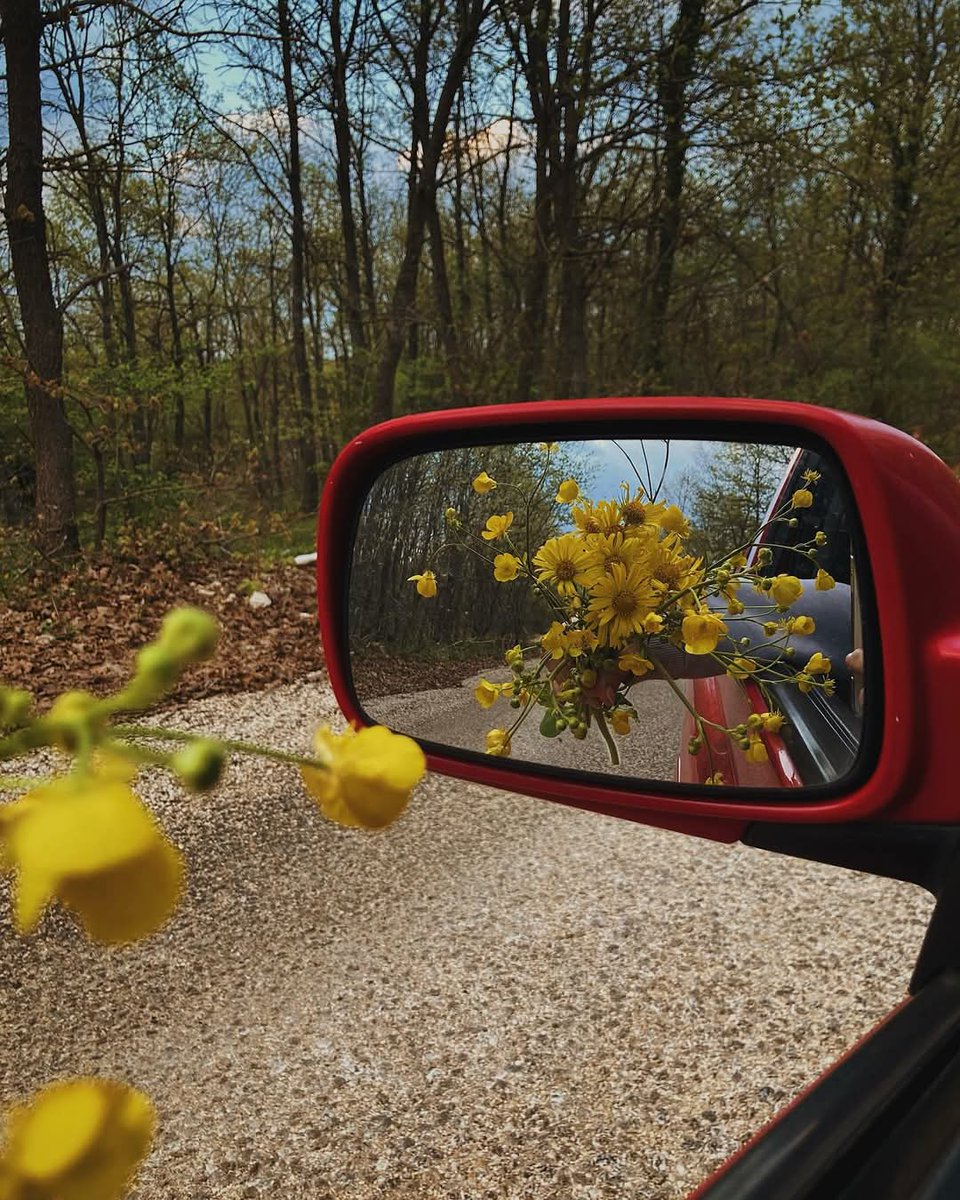 تیرے ہونے کی تسلی بھی ہمیں کافی تھی.
تجھ سے کب ہم نے سہارے کو یہ بازو مانگے۔😕