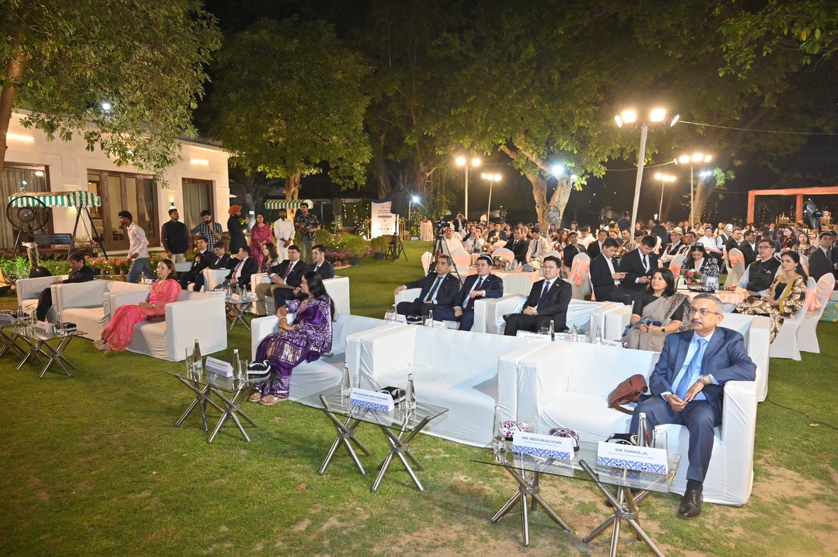 YASMinistry's tweet photo. HMYAS Dr. Mansukh Mandaviya interacted with head of delegates at the #ViksitBharatYoungLeadersDialogue, held with the #CentralAsiaYouthDelegation. They discussed youth-led initiatives across Central Asian countries to strengthen collaboration &amp; mutual learning. #CAYD https://t.co/5eZX1Yri3B