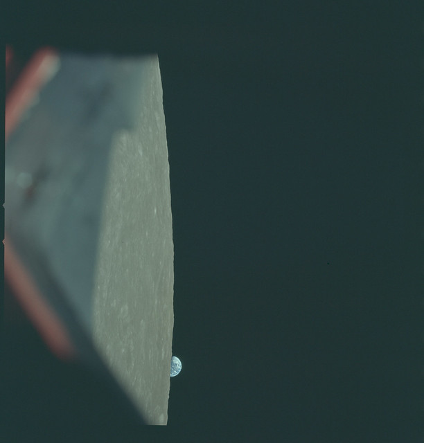 by_hailmary's tweet image. 아폴로 8호 우주비행사들이
지구 보고 신나서 마구 찍은 컬러 사진들을 보면
지금의 저까지 설레요

이때는 필름카메라 쓰던 때라 
제대로 찍히고있는지 모르는 불안 속에서 
셔터를 눌러야 했을 텐데