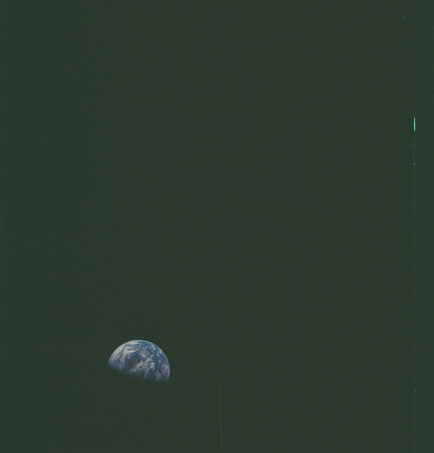 by_hailmary's tweet image. 아폴로 8호 우주비행사들이
지구 보고 신나서 마구 찍은 컬러 사진들을 보면
지금의 저까지 설레요

이때는 필름카메라 쓰던 때라 
제대로 찍히고있는지 모르는 불안 속에서 
셔터를 눌러야 했을 텐데