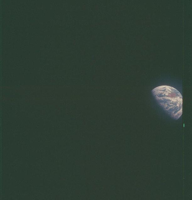 by_hailmary's tweet image. 아폴로 8호 우주비행사들이
지구 보고 신나서 마구 찍은 컬러 사진들을 보면
지금의 저까지 설레요

이때는 필름카메라 쓰던 때라 
제대로 찍히고있는지 모르는 불안 속에서 
셔터를 눌러야 했을 텐데