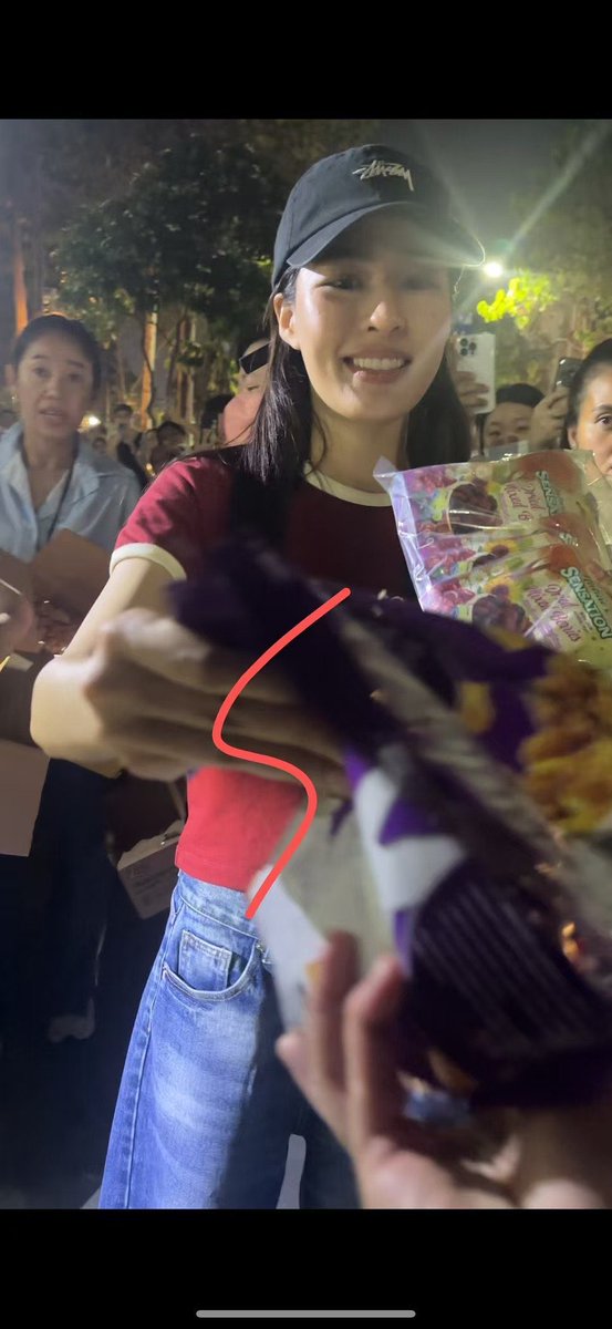 00k1105's tweet photo. After get off work, 00k gave candy to fans and asked fans had they eaten yet? fans said no, so she took out food from the trunk and shared it for everyone

#หลิงหลิงคอง #linglingkwong https://t.co/fK82BMCMzN